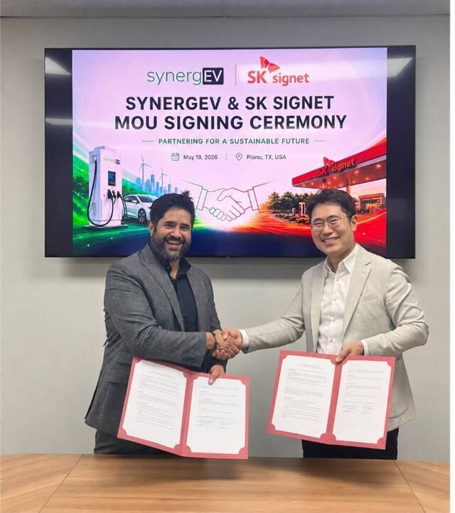 SK시그넷 서영훈 운영총괄 겸 미주법인 CEO(오른쪽)가 synergEV CEO 프란시스코 아기레(왼쪽)와 업무협약(MOU) 체결 후 기념촬영을 하고 있다. SK시그넷 제공.