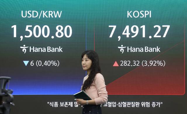 21일 서울 중구 하나은행 딜링룸에서 직원이 업무를 보고 있다. /연합뉴스