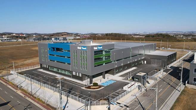 유니테스트는 '슬롯다이 코팅(Slot-die Coating)' 공법을 통해 차세대 태양전지의 상업적 대량생산을 진행한다./유니테스트
