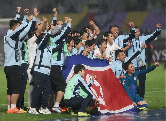 20일 수원 장안구 수원종합운동장에서 열린 아시아축구연맹(AFC) 여자 챔피언스리그(AWCL) 4강에서 수원FC 위민에 승리한 내고향여자축구단이 경기 후 인공기를 들고 환호하고 있다. 사진=연합뉴스
