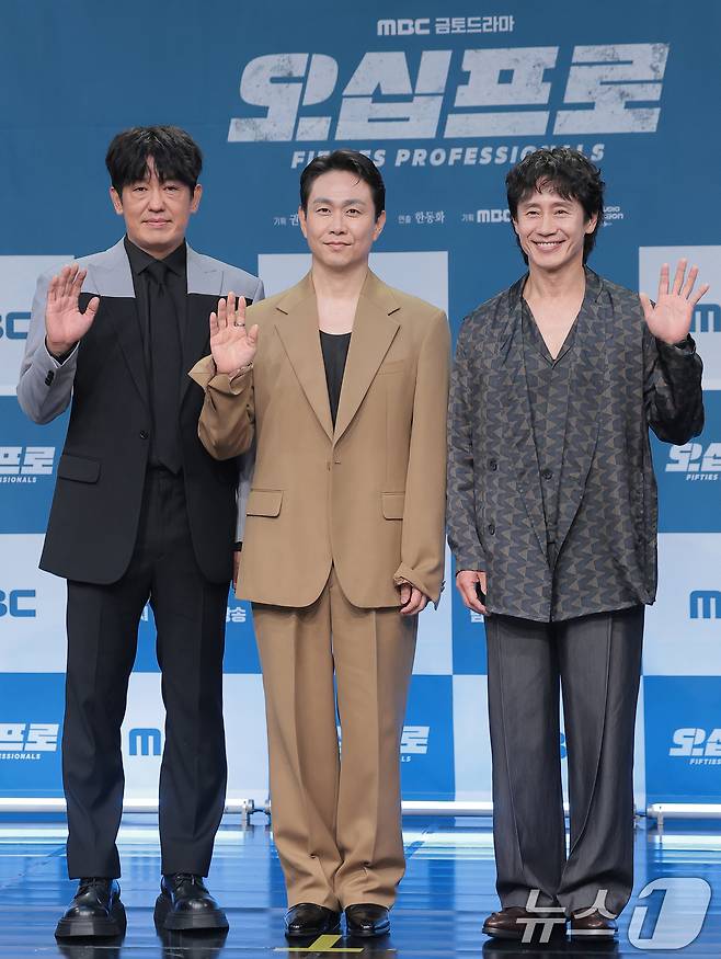 배우 허성태(왼쪽부터)와 오정세, 신하균이 21일 서울 마포구 상암동 MBC에서 진행된 드라마 '오십프로' 제작발표회에 참석해 포즈를 취하고 있다. '오십프로'는 평범해 보여도 끗발 좀 날리던 세 남자가 운명에 의해 다시 움직이게 되는 이야기로, 세상에 치이고 몸은 녹슬었을지언정 의리와 본능만은 여전한 인생의 50%를 달려온 진짜 프로들의 짠물 액션 코미디다. 2026.5.21 ⓒ 뉴스1 권현진 기자