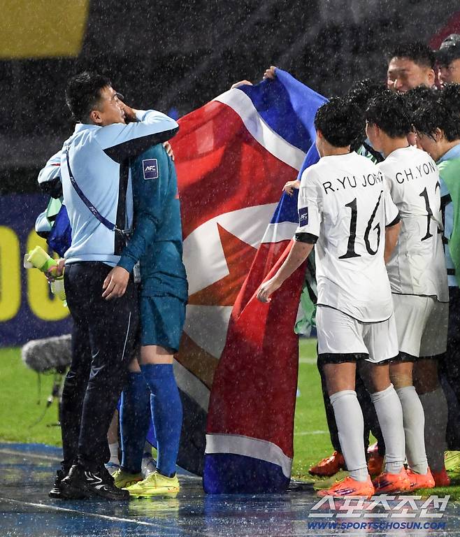 20일 수원종합운동장에서 열린 2025-2026시즌 아시아축구연맹(AFC) 여자 챔피언스리그(AWCL) 내고향여자축구단과 수원FC위민의 준결승전. 승리한 내고향여자축구단 선수들이 인공기를 펼치고 있다. 수원=박재만 기자 pjm@sportschosun.com/2026.05.20/
