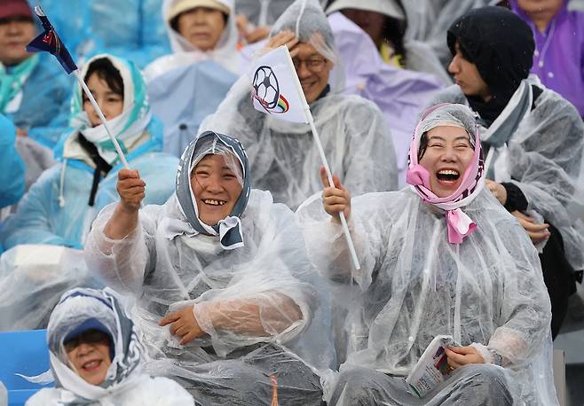 응원하는 공동응원단<저작권자(c) 연합뉴스, 무단 전재-재배포, AI 학습 및 활용 금지>