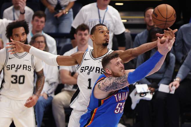 San Antonio Spurs forward Victor Wembanyama (1) and Oklahoma City Thunder center Isaiah Hartenstein (55) reach for the ball during the second half of Game 2 in the Western Conference finals NBA basketball playoffs series Wednesday, May 20, 2026, in Oklahoma City. (AP Photo/Nate Billings)
<저작권자(c) 연합뉴스, 무단 전재-재배포, AI 학습 및 활용 금지>