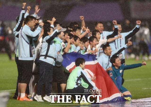 북한 관영 매체들은 21일 내고향여자축구단이 한국에서 열린 아시아축구연맹(AFC) 여자챔피언스리그(AWCL) 4강전에서 수원FC 위민을 상대로 승리했다고 보도했다. 사진은 내고향여자축구단이 전날 경기에서 승리한 뒤 인공기를 펼치고 기념 촬영을 한 모습. /뉴시스