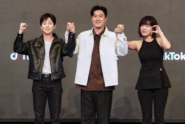 딘딘, 안정환, 이은지가 MC로 나선 틱톡 새 오리지널 예능 '티키티키 타카타카 토크토크쇼'가 2026 월드컵 시즌에 맞춰 출격한다. /틱톡