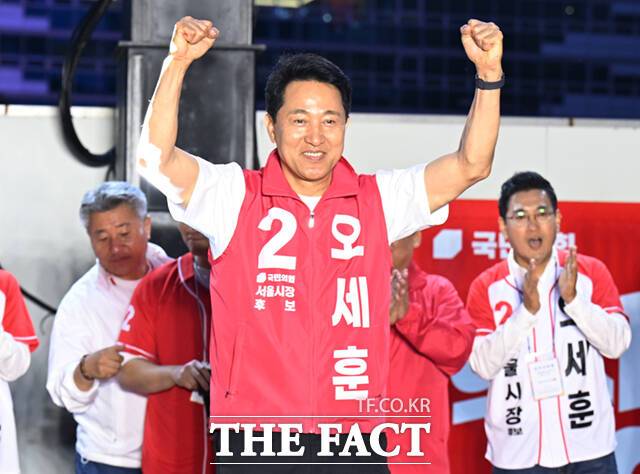 오세훈 국민의힘 서울시장 후보가 제9회 전국동시지방선거 공식 선거운동 첫날인 21일 오후 서울 중구 청계광장에서 열린 출정식에서 양 주먹을 들어올려 지지를 호소하고 있다. /이새롬 기자