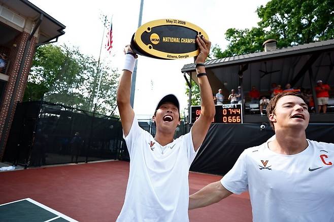 NCAA 챔피언 트로피를 들어 올린 김장준. 버지니아대는 텍사스를 꺾고 통산 7번째 NCAA 남자 테니스 정상에 올랐다. 버지니아대 athletics 제공