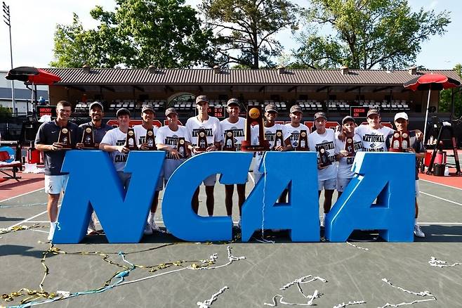 김장준이 동료들과 NCAA 우승 세리머니를 함께 하고 있다.