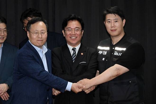 20일 경기도 수원시 장안구 경기고용노동청에서 열린 삼성전자 임금협상을 마친 후 여명구 삼성전자 DS(디바이스솔루션·반도체 사업 담당) 피플팀장과 최승호 삼성그룹 초기업노동조합 삼성전자지부 위원장이 잠정 합의안에 서명한 후 김영훈 고용노동부 장관과 기념촬영을 하고 있다. 공동취재단. 연합뉴스