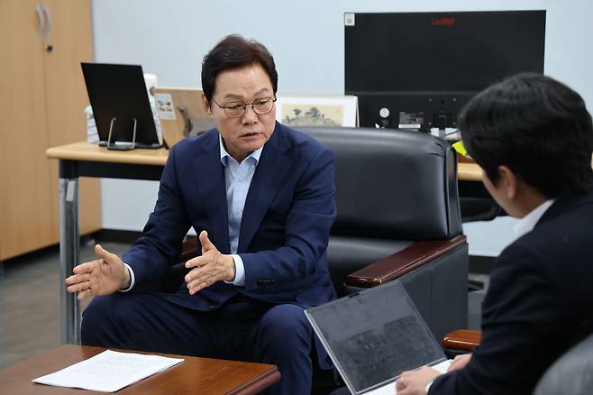 박완수 국민의힘 경남지사 후보가 조선비즈와 인터뷰하고 있다. /박완수 후보 캠프