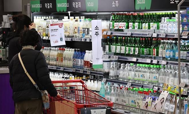서울 시내 한 대형마트에 소주 상품이 진열돼 있다.ⓒ뉴시스