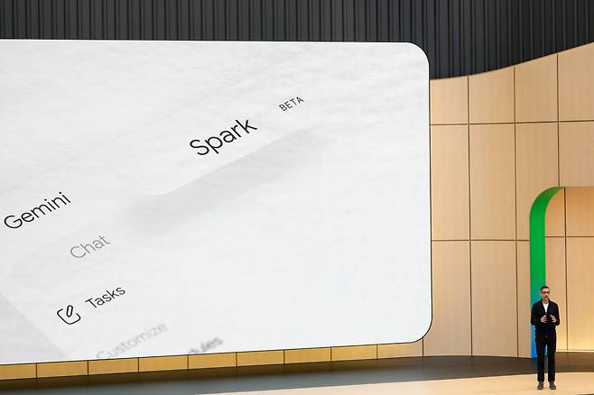 순다르 피차이 구글 최고경영자(CEO)가 19일(현지 시간) 미국 캘리포니아 마운틴뷰에서 제미나이의 새 버전 ‘제미나이 3.5 플래시’를 발표하고 있다. 마운틴뷰=AP 뉴시스