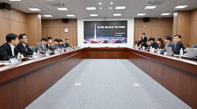 우주항공청은 20일 경남 사천 우주항공청사에서 국내 기업의 글로벌 달 탐사 시장 진출을 지원하기 위한 '달 궤도 통신위성 기업 간담회'를 개최했다. 우주항공청 제공
