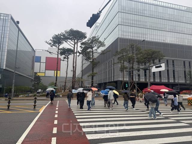 삼성전자 임직원 및 관계자들이 21일 경기 평택 삼성전자 평택캠퍼스에서 출근하고 있다.