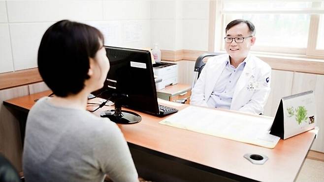 이종국 전 국립공주병원장이 병원장 시절 상담을 하고 있다. 국립공주병원 누리집 갈무리
