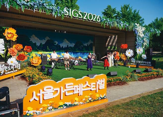 지난 16·17일 ‘정원풍류’를 테마로 이날치, 악단광칠(사진)의 공연과 함께 ‘2026 서울가든페스티벌’의 막이 올랐다. 서울시 제공