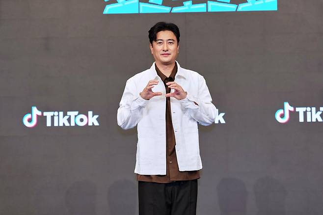 축구선수 출신 방송인 안정환이 틱톡의 국내 첫 오리지널 예능 '티키타카쇼' MC로 활약한다. 틱톡 제공