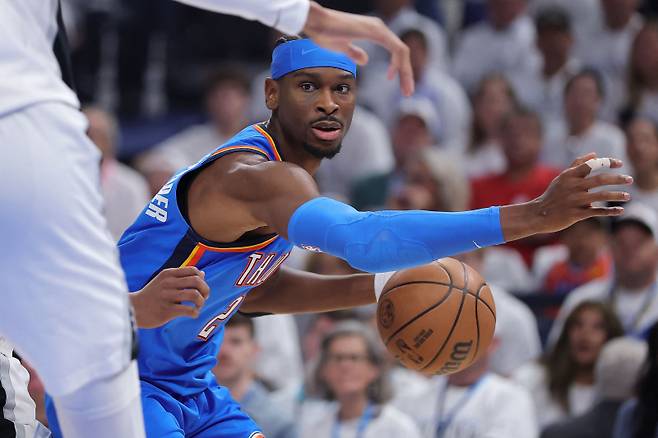 <yonhap photo-3699=""> OKLAHOMA CITY, OKLAHOMA - MAY 20: Shai Gilgeous-Alexander #2 of the Oklahoma City Thunder works against the San Antonio Spurs defense during the first quarter in Game Two of the NBA Western Conference Finals at Paycom Center on May 20, 2026 in Oklahoma City, Oklahoma. NOTE TO USER: User expressly acknowledges and agrees that, by downloading and or using this photograph, User is consenting to the terms and conditions of the Getty Images License Agreement. Alex Slitz/Getty Images/AFP (Photo by Alex Slitz / GETTY IMAGES NORTH AMERICA / Getty Images via AFP)/2026-05-21 09:56:44/ <저작권자 ⓒ 1980~2026 ㈜연합뉴스. 무단 전재 재배포 금지, AI 학습 및 활용 금지></yonhap>