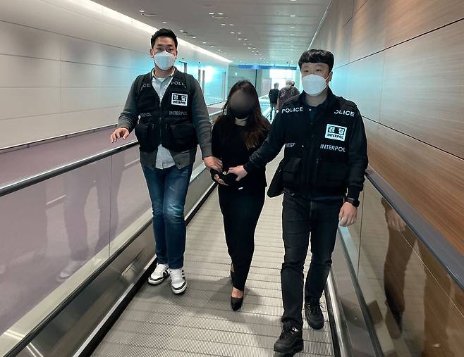 동남아 3대 마약왕으로 불리며 국내에 마약을 유통시킨 탈북민 출신 최정옥이 국내로 압송되는 모습. 사진 경찰청