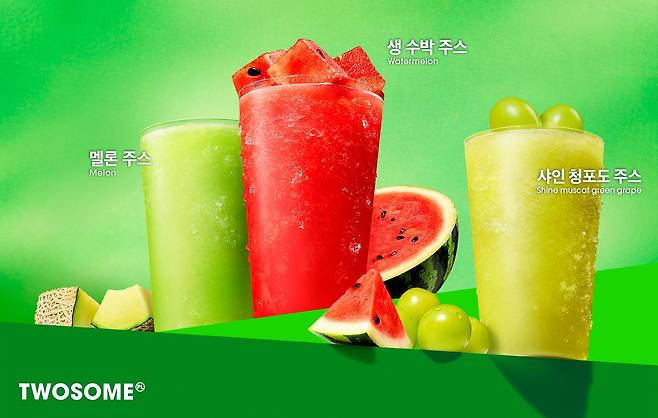 투썸플레이스가 생 수박·샤인 청포도·멜론 주스 등 과일 원물을 활용한 여름 시즌 음료 3종을 출시했다. 사진 투썸플레이스