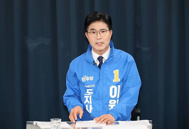 이원택 더불어민주당 전북지사 후보가 21일 중앙일보 정치 토크쇼 ‘황현희의 불편한 여의도’와 화상 인터뷰에 나선다. 사진은 19일 JTV 전주방송에서 열린 토론회에서 리허설 하는 이 후보. 연합뉴스