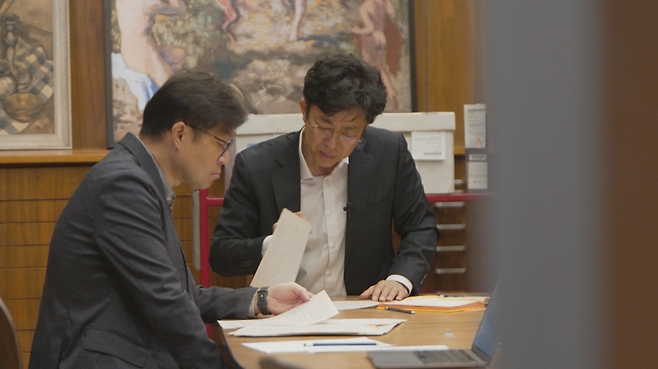 류성호 KBS 광주방송총국 기자가 지난 3월 미국 UCLA 동아시아 도서관에서 조상훈 사서와 5·18 관련 자료를 살펴보고 있다. /류성호 제공