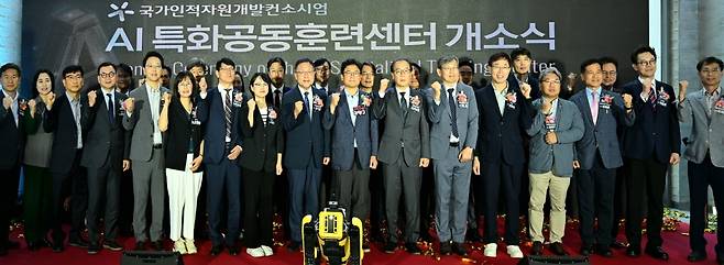 '2026년 AI 특화 공동훈련센터 개소식'에서 참석자들이 포즈를 취하고 있다. 앞줄 오른쪽 일곱번째가 한국산업인력공단 박상철 이사장 직무대행. / 사진=한국산업인력공단