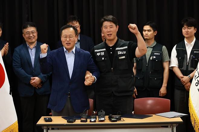 20일 오후 경기 수원시 경기지방노동청에서 삼성전자 노사가 잠정 합의안에 서명식에 참석하고 있다.