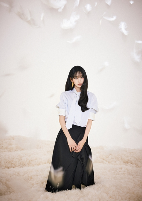 ‘깃털의 방’을 찾은 걸그룹 미야오의 수인. 보테가 베네타 제공