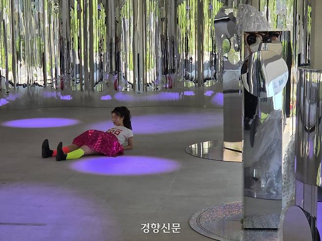 지난 14일 서울시립 서서울미술관 전시 ‘서서울의 투명한 |청소년| 기계’의 유스 스튜디오에서 선보인 안은미의 ‘핑크 박스’ 연계 퍼포먼스 모습. 배문규 기자