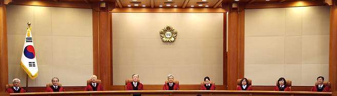 21일 서울 종로구 헌법재판소 심판정에서 열린 아동ㆍ청소년의 성보호에 관한 법률 제18조 위헌제청 선고를 위해 김상환 헌법재판소장을 비롯한 헌법재판관들이 착석해 있다. 연합뉴스