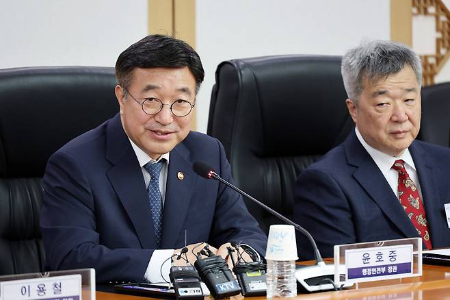 윤호중 행정안전부 장관이 19일 서울 종로구 정부서울청사에서 열린 제7기 국가기록관리위원회 위촉식에서 인사말을 하고 있다. 연합뉴스