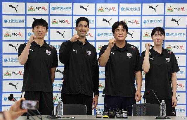 왼쪽부터 남자 배구대표팀 주장 황택의, 감독 이사나예 라미레스, 여자대표팀 감독 차상현, 주장 강소휘. 연합뉴스