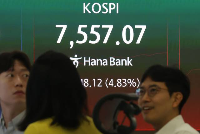 21일 오전 서울 중구 하나은행 딜링룸에서 딜러들이 업무를 보고 있다. 뉴시스