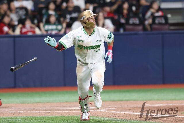 김웅빈이 5월 19일 고척 SSG 랜더스전 끝내기 홈런을 치고 있다./키움 히어로즈