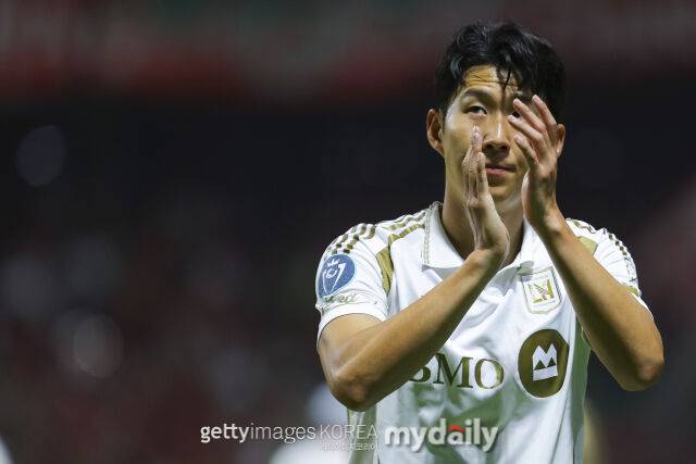 LAFC의 손흥민이 2026년 5월 멕시코 톨루카에서 열린 2026시즌 북중미축구연맹 챔피언스컵 4강 2차전에서 팬들을 향해 박수를 보내고 있다./게티이미지코리아