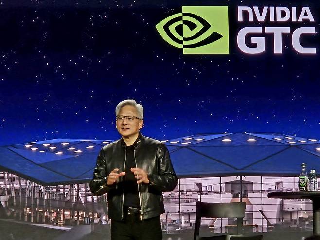 젠슨 황 엔비디아 최고경영자(CEO)가 미국 캘리포니아주 새너제이 시그니아 호텔에서 가진 ‘GTC 2026 미디어 간담회’에서 기자들의 질문에 답하고 있다. 김현일 기자