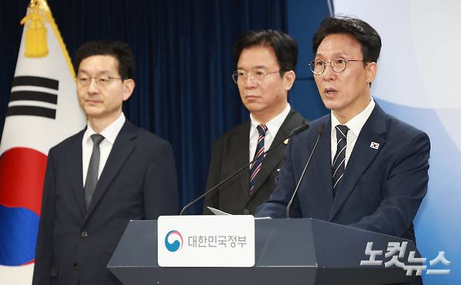 김민석 국무총리가 17일 오전 서울 종로구 정부서울청사에서 삼성전자 파업 관련 대국민 담화를 발표하고 있다. 류영주 기자