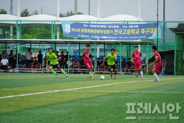 ▲ 제50회 문화체육관광부장관기 전국 고등학교 축구대회 8강전이 21일 안동강변체육공원 축구장 일원에서 열리며 준결승 진출을 향한 치열한 승부가 펼쳐졌다. 사진은 경북예일메디텍고와 서울노원SKDFC 경기. ⓒ 프레시안(김종우)