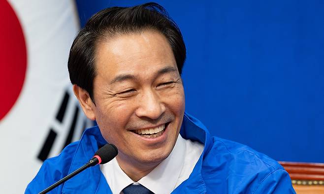 우상호 더불어민주당 강원도지사 후보는 “원내대표와 대통령 정무수석 경험, 폭넓은 정치권·경제계 인적 네트워크를 강원도 자산으로 만들겠다”고 말한다.뉴스1