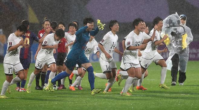 북한 내고향여자축구단 선수들이 20일 수원종합운동장에서 열린 아시아 여자 챔피언스리그 4강전 승리 뒤 환호하며 그라운드를 달리고 있다. 연합뉴스