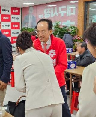 추경호 국민의힘 대구시장 후보가 5월 14일 대구 수성구 선거사무소에서 지지자와 악수하고 있다. 최진렬 기자