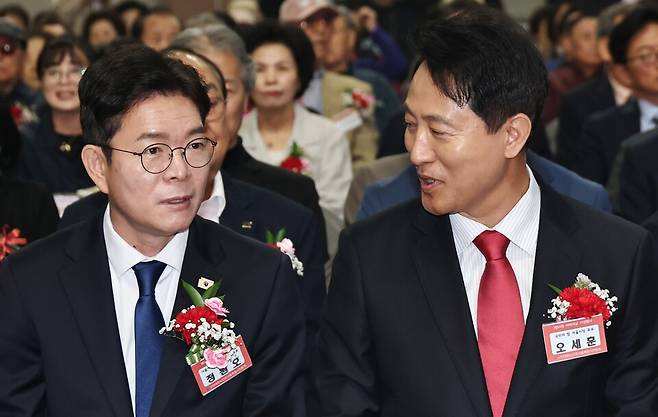 정원오 더불어민주당 서울시장 후보와 오세훈 국민의힘 서울시장 후보가 5월6일 서울 중구 장충체육관에서 열린 대한노인회 서울시연합회 제54회 어버이날 기념행사에서 대화하고 있다. ⓒ연합뉴스