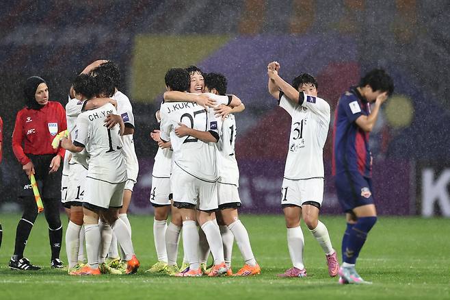 북한 내고향여자축구단 선수들이 20일 수원종합운동장에서 열린 수원FC위민과 2025~2026 아시아축구연맹(AFC) 여자 챔피언스리그 4강전에서 이긴 뒤 기뻐하고 있다. 수원 | 연합뉴스