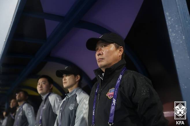 ▲ 20일 수원 장안구 수원종합운동장에서 열린 아시아축구연맹(AFC) 여자 챔피언스리그(AWCL) 4강 수원FC 위민과 내고향여자축구단의 경기에서 수원FC 박길영 감독이 지휘하고 있다. ⓒ 대한축구협회