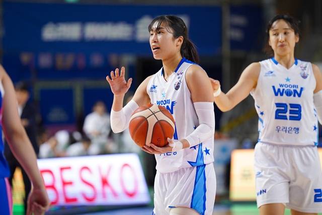 경기에 집중하는 이다연(왼쪽). /사진=WKBL 제공