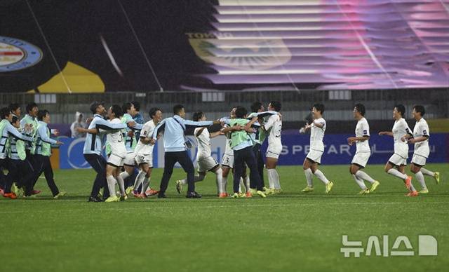 기뻐하는 내고향여자축구단. /사진=뉴시스 제공