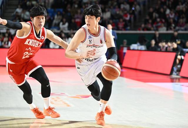 경기에 집중하는 변준형(오른쪽). /사진=KBL 제공