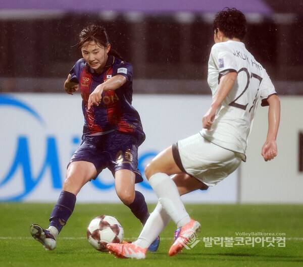 수원FC위민 윤수정, 드리볼 공격.2026.5.20.